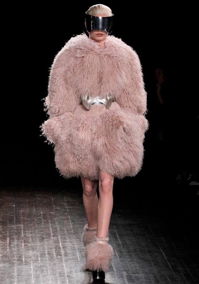 PFW podzim/zima 2012/13: něžná vize Alexandera McQueena