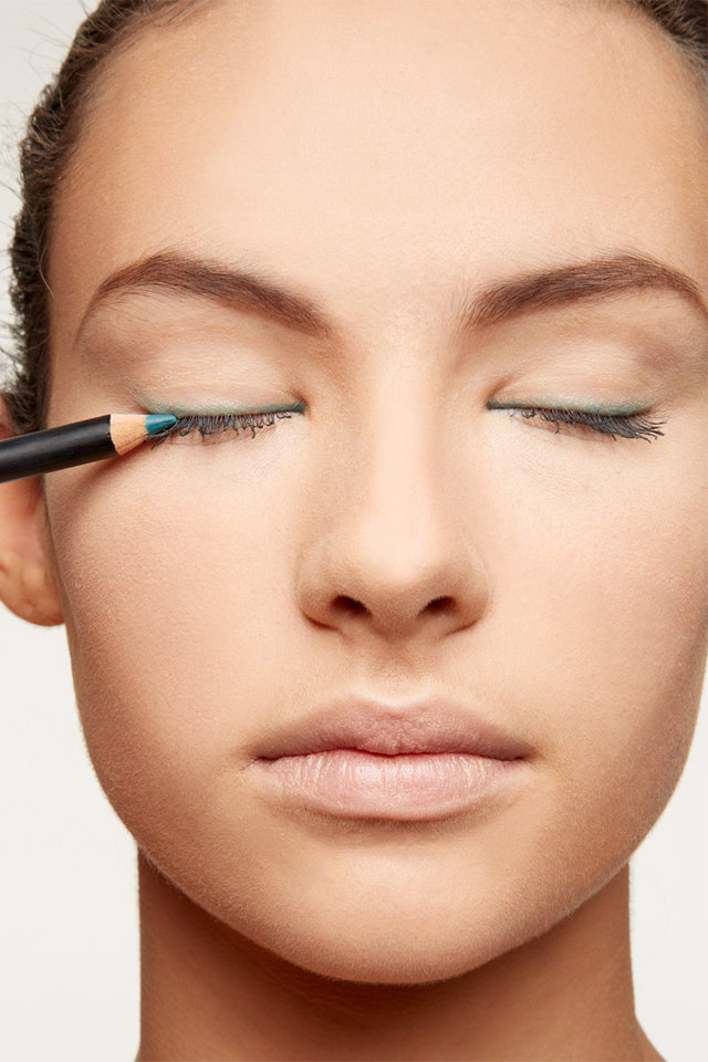 elle-04-beauty-steps-get-bigger-brighter-eyes-1013-xln