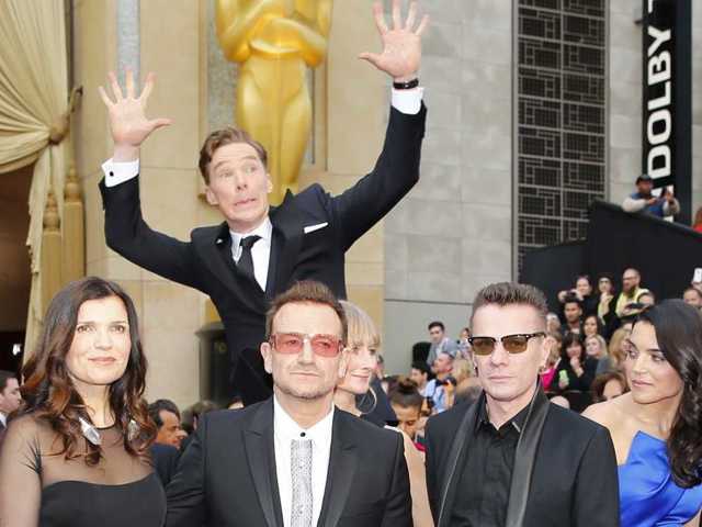benedict-cumberbatch-perfectly-photobombs-u2-on-oscar-red-carpet
