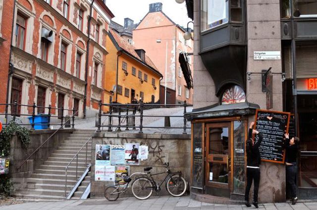 crooked sign beefeater gotgatan sodermalm 4abf4