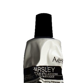 „Když cítím, že by se mi na obličeji mohlo něco objevit, nanesu jen na tohle místo jílovou masku Parsley Seed Cleansing Masque od Aesop (koupíte v Ingredients),“ říká Zuzka, beauty redaktorka Elle. Hezky mi to místo vysuší a díky rostlinným výtažkům (petrželové semínko, pupalka, semínko šípku) má i silný antioxidační účinek.“ 