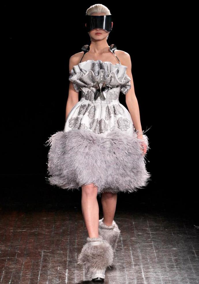 PFW podzim/zima 2012/13: něžná vize Alexandera McQueena