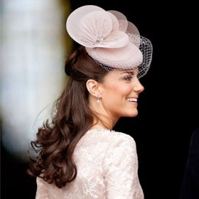 šaty Alexander McQueen a klobouk Jane Taylor 
