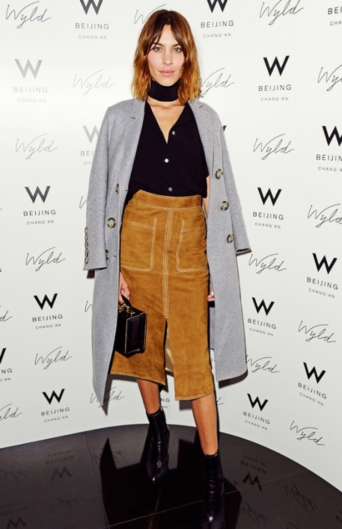Alexa Chung a skvělá semišová pouzdrovka.