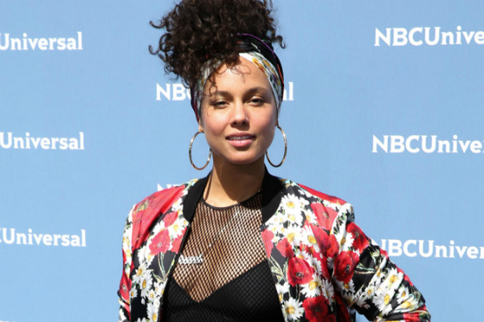 Zpěvačka Alicia Keys se obejde bez make-upu. Co za tím je?