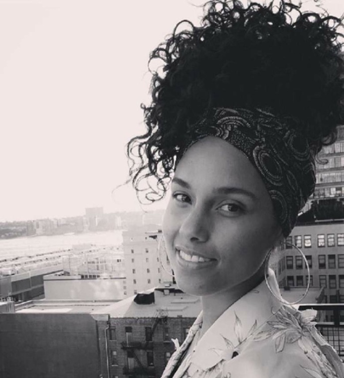 Zpěvačka Alicia Keys se obejde bez make-upu. Co za tím je?