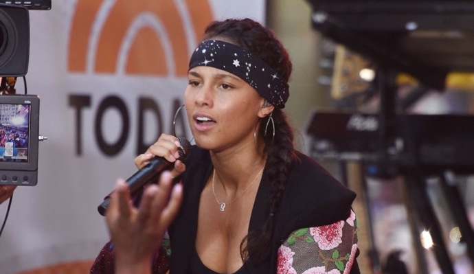 Zpěvačka Alicia Keys se obejde bez make-upu. Co za tím je?