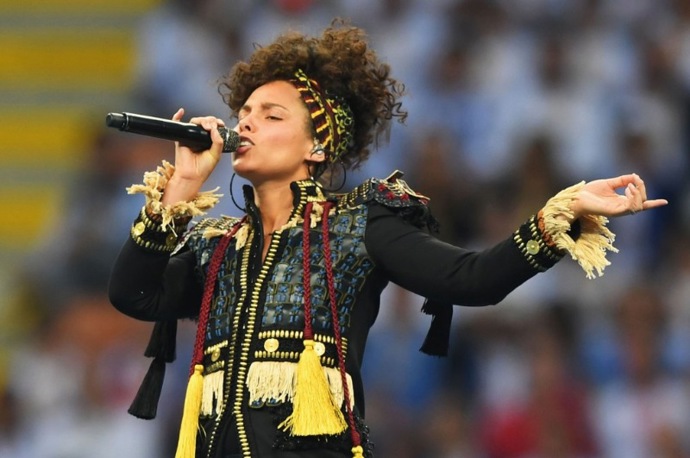 Zpěvačka Alicia Keys se obejde bez make-upu. Co za tím je?