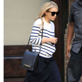 Ležérně k delší sukni jako Ashley Olsen. Ležérně k delší sukni jako Ashley Olsen.