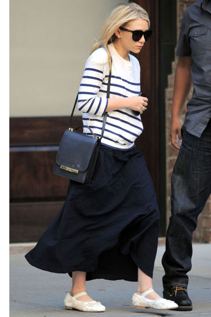 Ležérně k delší sukni jako Ashley Olsen.