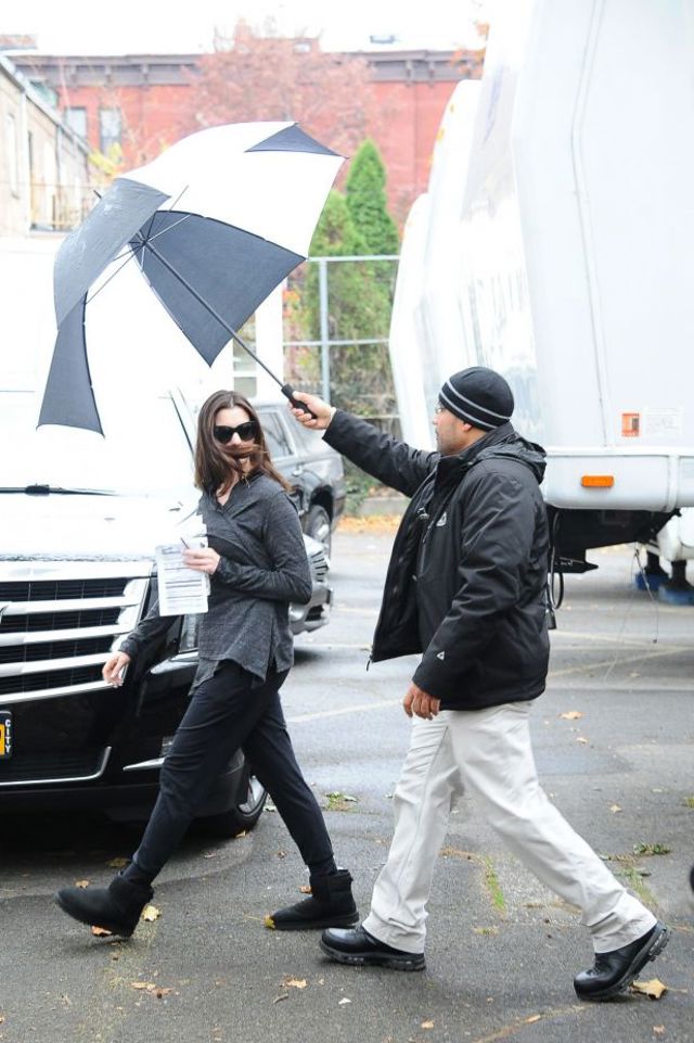 anne hathaway on the set of ocean s eight in new york 11 09 2016 1 44db1 anne hathaway on the set of ocean s eight in new york 11 09 2016 1 44db1