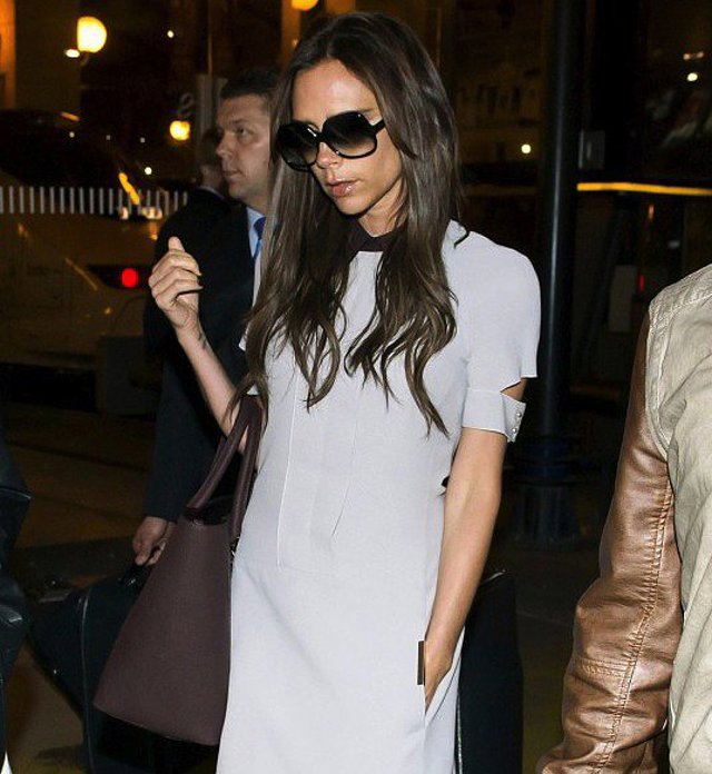 Victoria-Beckham-stuck-her-signature-oversize-sunglasses