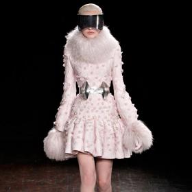 PFW podzim/zima 2012/13: něžná vize Alexandera McQueena PFW podzim/zima 2012/13: něžná vize Alexandera McQueena