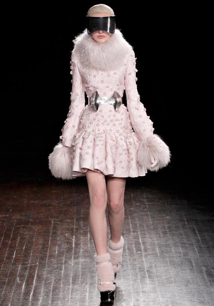 PFW podzim/zima 2012/13: něžná vize Alexandera McQueena