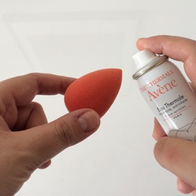 Nejoblíbenější make-up aplikátor současnosti zvlhčete termální vodou, která pro pokožku přínosnější. Neobsahuje vápník ani chlór jako voda z kohoutku, tudíž se hodí pro tu nejcitlivější pleť. Nejoblíbenější make-up aplikátor současnosti zvlhčete termální vodou, která pro pokožku přínosnější. Neobsahuje vápník ani chlór jako voda z kohoutku, tudíž se hodí pro tu nejcitlivější pleť.