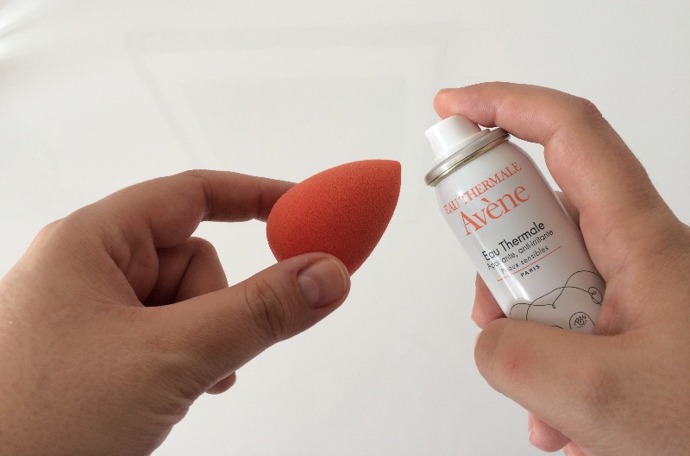 Nejoblíbenější make-up aplikátor současnosti zvlhčete termální vodou, která pro pokožku přínosnější. Neobsahuje vápník ani chlór jako voda z kohoutku, tudíž se hodí pro tu nejcitlivější pleť.