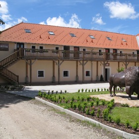 “Mimochodem, tento přírodní park je pro mě objevem sám o sobě, protože tak nádherný kus relativně opuštěné přírody jsem dlouho neviděla. Nekonečné lesy, louky, teplé a průzračné rašeliništní rybníky, malé vesničky jako malované. Během jednoho výletu jsme v malebném údolí uprostřed lesů objevili vesničku Rožnov a v ní neuvěřitelný bizoní ranč. Rozlehlá stavba je postavená na základech statku ze 17. století, prostředí je nádherné a jídlo skvělé. Základem menu je samozřejmě bizoní maso. My jsme ochutnali bizoní burger, bizoní klobásu, výtečný vývar a báječný domácí štrúdl. A taky originální pivo Bizon, které se vaří “na míru” v Belgii. Příště si tam určitě dám bizoní steak, na který jsem ve třiceti stupních ve stínu neměla ani pomyšlení. Stádo bizonů, které majitelé dovezli z Kanady, se pase na okolních pastvinách, a když budete mít zájem, můžete se na ně v rámci nabízené vyjížďky podívat. Bison Ranch nabízí i ubytování, wellness centrum, velké dětské hřiště a na koupání dva rybníky. Na podzim se tam rozhodně chystám aspoň na víkend.” www.bisonranch.cz “Mimochodem, tento přírodní park je pro mě objevem sám o sobě, protože tak nádherný kus relativně opuštěné přírody jsem dlouho neviděla. Nekonečné lesy, louky, teplé a průzračné rašeliništní rybníky, malé vesničky jako malované. Během jednoho výletu jsme v malebném údolí uprostřed lesů objevili vesničku Rožnov a v ní neuvěřitelný bizoní ranč. Rozlehlá stavba je postavená na základech statku ze 17. století, prostředí je nádherné a jídlo skvělé. Základem menu je samozřejmě bizoní maso. My jsme ochutnali bizoní burger, bizoní klobásu, výtečný vývar a báječný domácí štrúdl. A taky originální pivo Bizon, které se vaří “na míru” v Belgii. Příště si tam určitě dám bizoní steak, na který jsem ve třiceti stupních ve stínu neměla ani pomyšlení. Stádo bizonů, které majitelé dovezli z Kanady, se pase na okolních pastvinách, a když budete mít zájem, můžete se na ně v rámci nabízené vyjížďky podívat. Bison Ranch nabízí i ubytování, wellness centrum, velké dětské hřiště a na koupání dva rybníky. Na podzim se tam rozhodně chystám aspoň na víkend.” www.bisonranch.cz