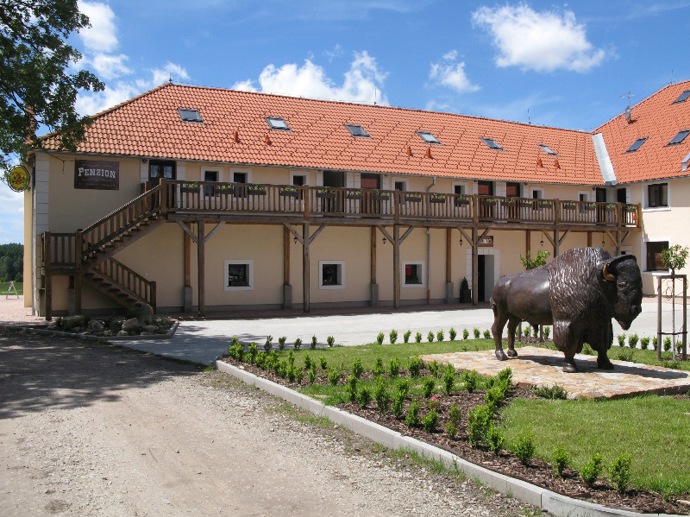 “Mimochodem, tento přírodní park je pro mě objevem sám o sobě, protože tak nádherný kus relativně opuštěné přírody jsem dlouho neviděla. Nekonečné lesy, louky, teplé a průzračné rašeliništní rybníky, malé vesničky jako malované. Během jednoho výletu jsme v malebném údolí uprostřed lesů objevili vesničku Rožnov a v ní neuvěřitelný bizoní ranč. Rozlehlá stavba je postavená na základech statku ze 17. století, prostředí je nádherné a jídlo skvělé. Základem menu je samozřejmě bizoní maso. My jsme ochutnali bizoní burger, bizoní klobásu, výtečný vývar a báječný domácí štrúdl. A taky originální pivo Bizon, které se vaří “na míru” v Belgii. Příště si tam určitě dám bizoní steak, na který jsem ve třiceti stupních ve stínu neměla ani pomyšlení. Stádo bizonů, které majitelé dovezli z Kanady, se pase na okolních pastvinách, a když budete mít zájem, můžete se na ně v rámci nabízené vyjížďky podívat. Bison Ranch nabízí i ubytování, wellness centrum, velké dětské hřiště a na koupání dva rybníky. Na podzim se tam rozhodně chystám aspoň na víkend.” www.bisonranch.cz