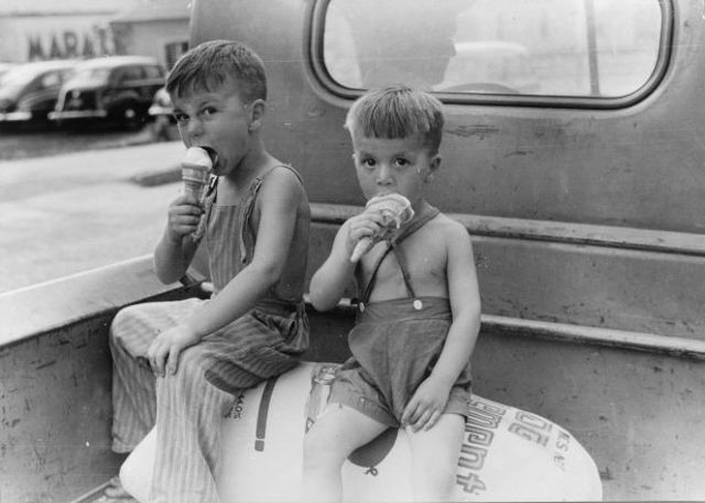 Boys eating ice cream cones bd05e