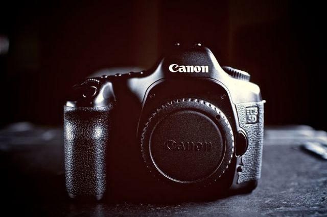Canon EOS 5D with lens cover 6cdbc Canon EOS 5D with lens cover 6cdbc