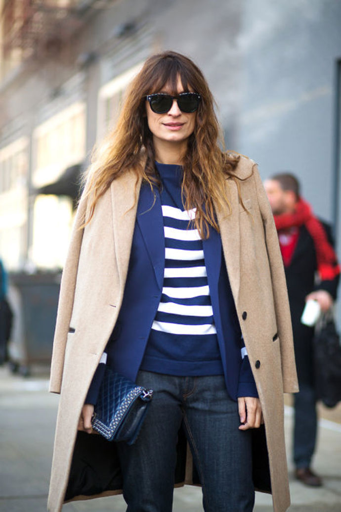Ke klasickému saku a klasickému velbloudímu kabátu jako Caroline de Maigret.
