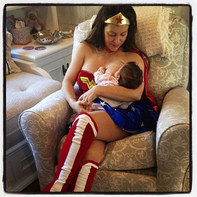 Celebrity Moms Breastfeeding Photos 4575b Celebrity Moms Breastfeeding Photos 4575b