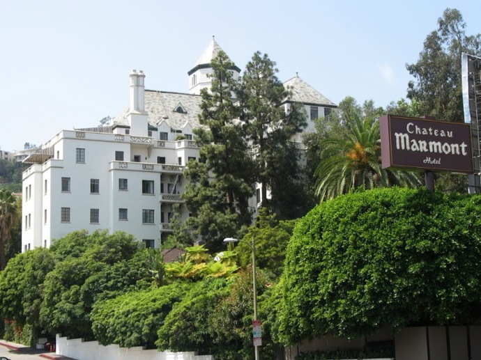 Myslí si, že legendární hotel Chateau Marmont Hollywoodu je prokletý, a během turné v něm odmítá bydlet. 