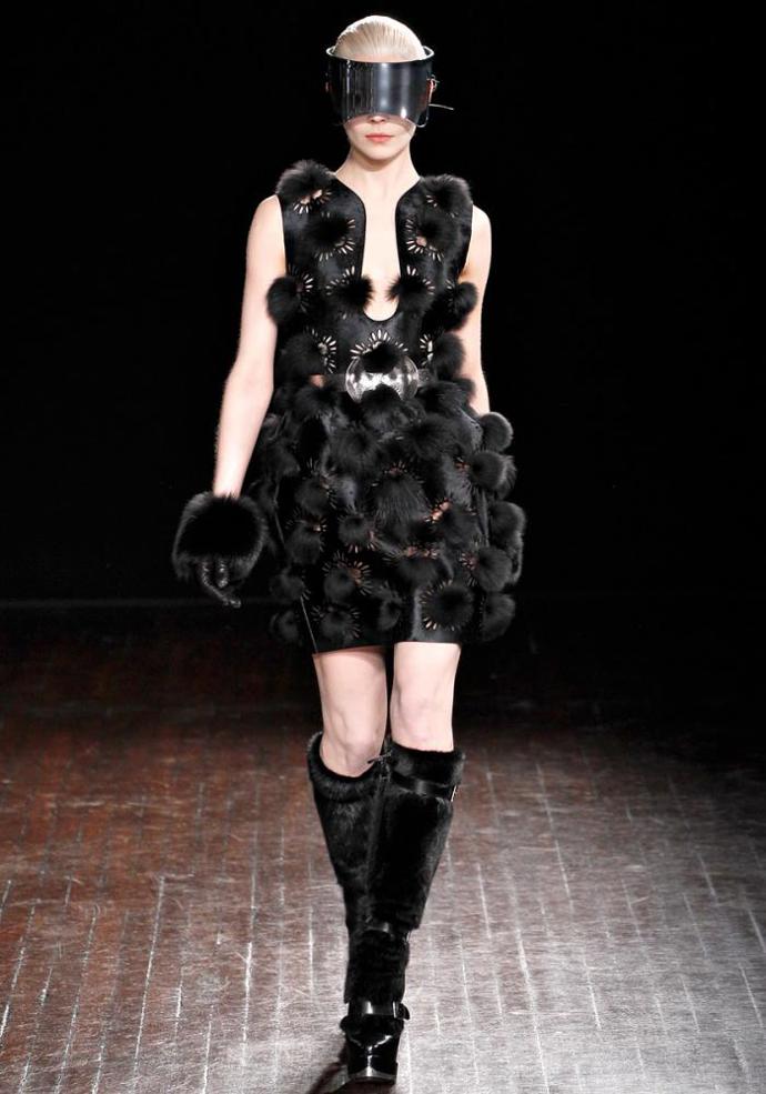 PFW podzim/zima 2012/13: něžná vize Alexandera McQueena