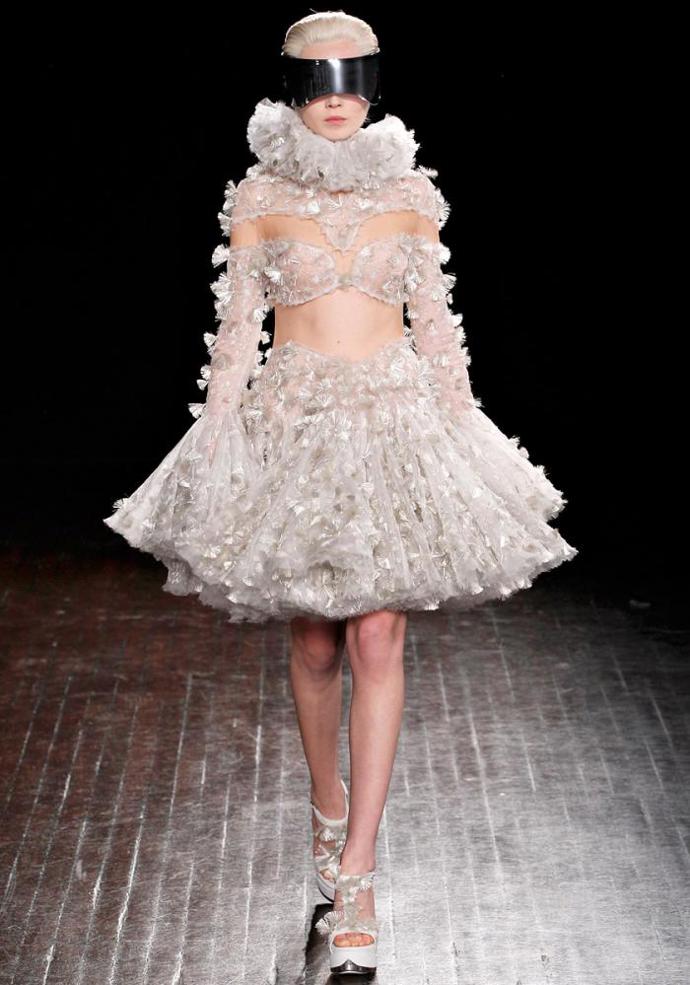 PFW podzim/zima 2012/13: něžná vize Alexandera McQueena