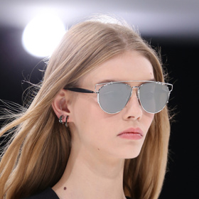 Ikonické brýle z letní kolekce Dior jsou must-have pro letošní léto, podobně jako dvě řady náušnic, které evokují rebélii. Ikonické brýle z letní kolekce Dior jsou must-have pro letošní léto, podobně jako dvě řady náušnic, které evokují rebélii.