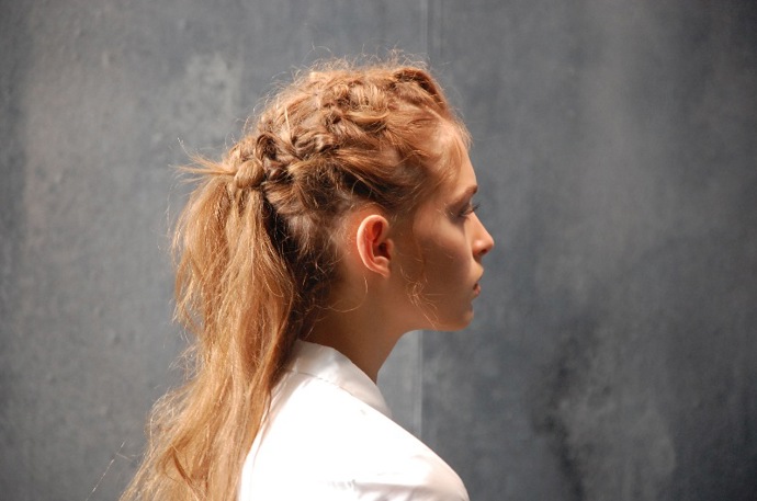 Uzlíky jsou u tohoto účesu vytvářeny tak, aby dokonale a elegantně konturovaly obličej modelky. Účes je tedy velmi variabilní. Důležité je, aby to modelce slušelo. Jemné vlásky kolem tváře zůstávají rozcuchané, aby vytvořily nádherný efekt nedbalé elegance.