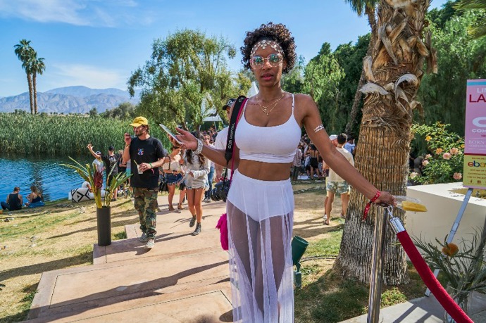 Třpytivý make-up je na festival must have. Třpytivý make-up je na festival must have.