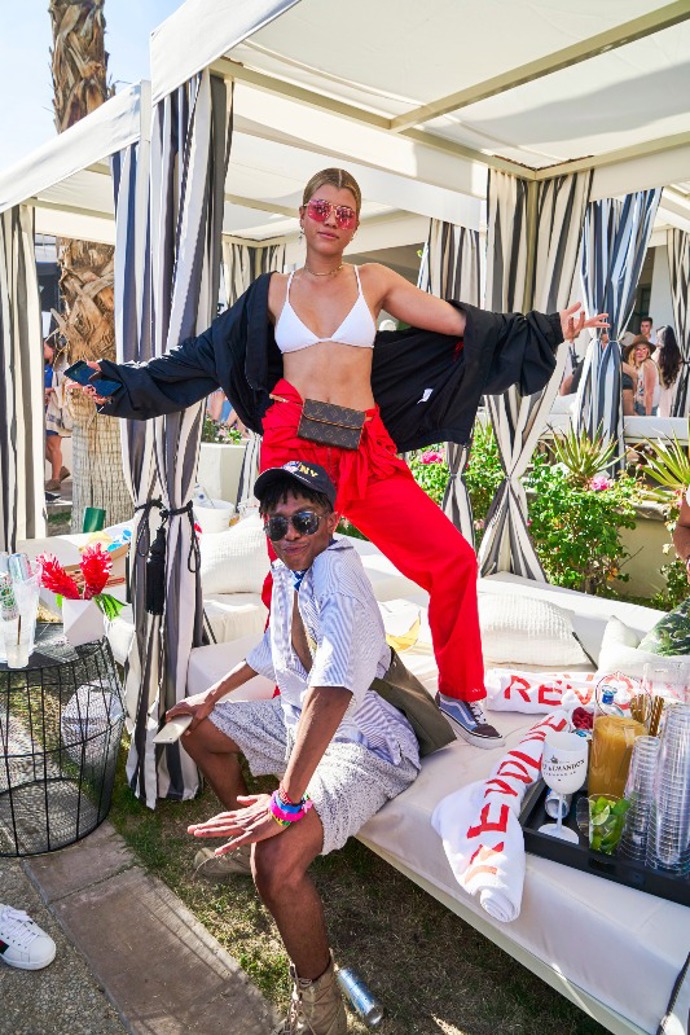 Sofia Richie připravena na všechno. Zvolila bikini a ledvinku. Sofia Richie připravena na všechno. Zvolila bikini a ledvinku.