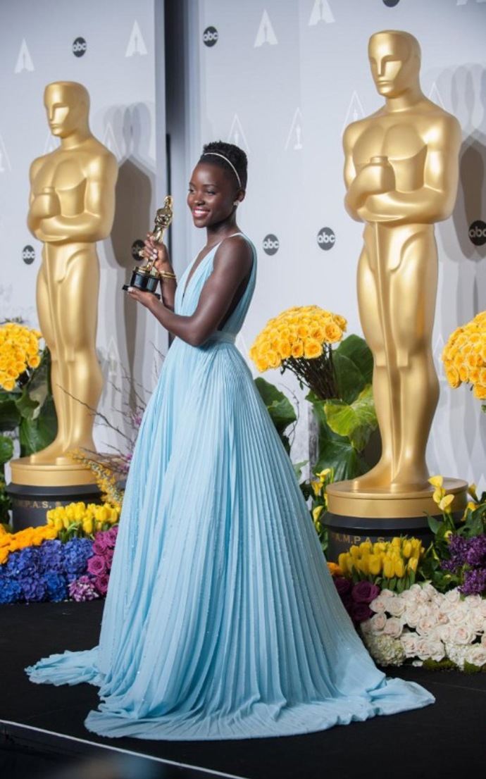 2014 - Lupita Nyong v šatech Prada