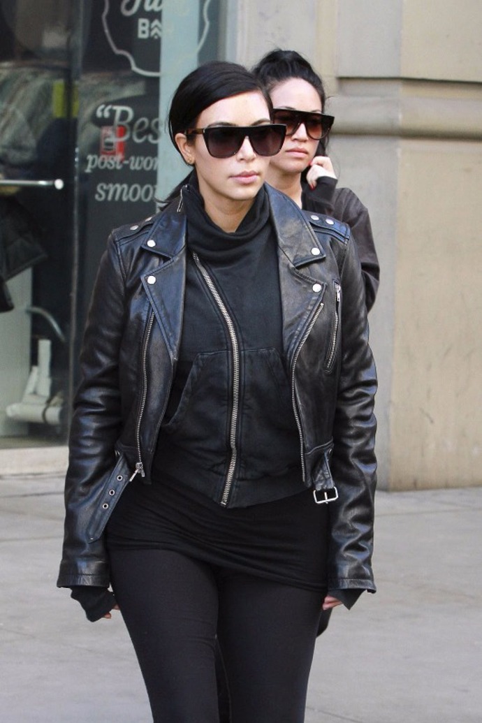 I z mikiny udělá kožený křivák outfit vhodný třeba na fashion week. Kim Kardashian potvrdí.