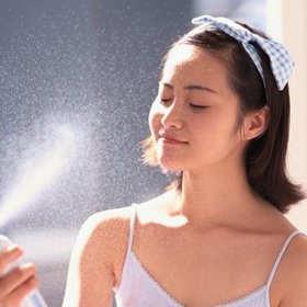 Kromě vody k pití mějte vždy při ruce i tu ve spreji. Je výborná nejen na osvěžení, ale taky na zklidnění popálenin nebo štípance. Seženete ji v každé lékárně v různých velikostech - malá do kabelky, velká na stůl do práce. A značka? Má ji Bioderma, Avéne, La Roche-Posay, Vichy, Evian, Uriage… Stačí si vybrat! Kromě vody k pití mějte vždy při ruce i tu ve spreji. Je výborná nejen na osvěžení, ale taky na zklidnění popálenin nebo štípance. Seženete ji v každé lékárně v různých velikostech - malá do kabelky, velká na stůl do práce. A značka? Má ji Bioderma, Avéne, La Roche-Posay, Vichy, Evian, Uriage… Stačí si vybrat!