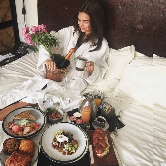 Snídaně v posteli s modelkou a herečkou Emily Ratajkowski