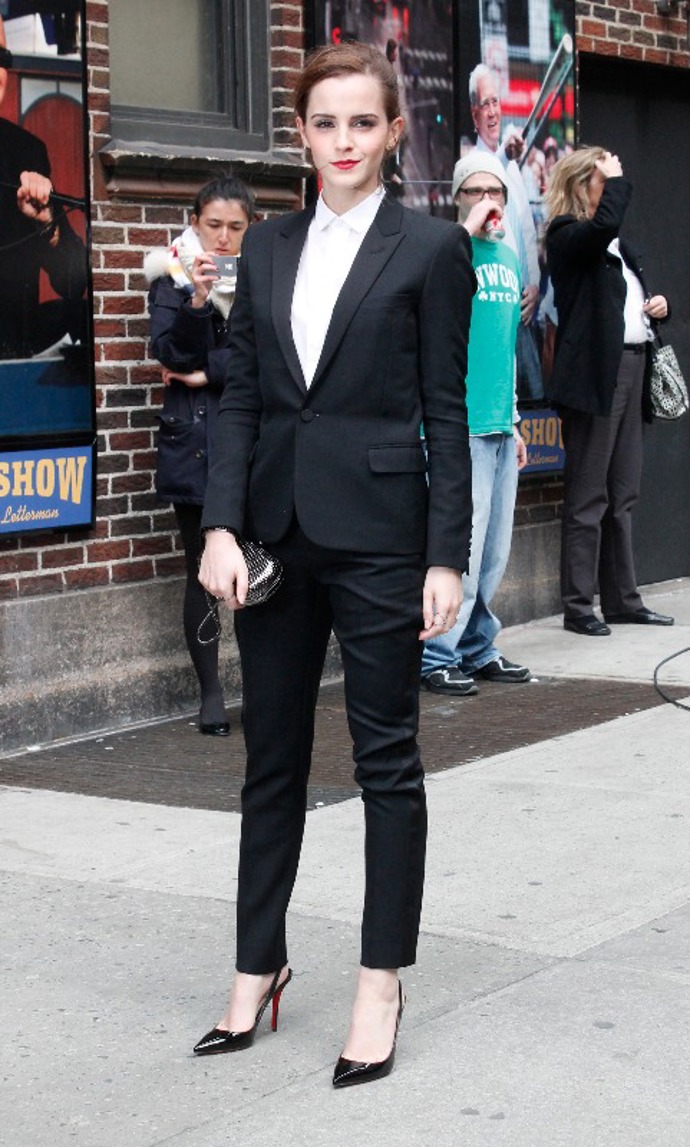 v kalhotovém kostýmu Saint Laurent na Late Show With David Letterman