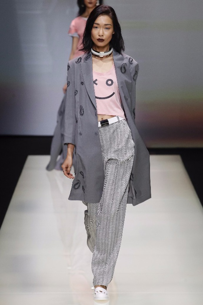 Kožené i lesklé plastové náramky s trendy odstínem námořnické modré pro vás má Emporio Armani.