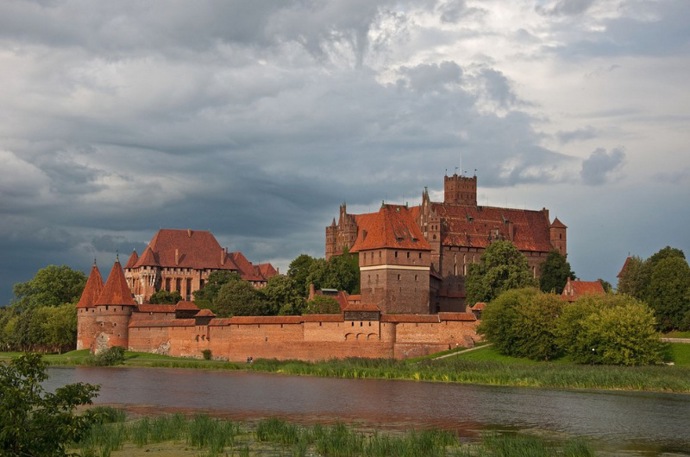 Hrad postavený z cihel.