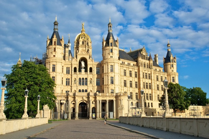 Původně pevnost založená v roce 973, dnes zámek, který slouží jako sídlo německého Parlamentu.