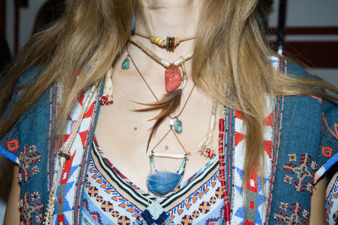 Etro - přírodní materiály, kameny a peří v kombinaci různých náhrdelníků a přívěsků. Značka Etro představila doplňky ve stylu hippie v tom nejlepším slova smyslu. 