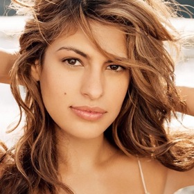 “Už od mládí jsem obdivovala Estée Lauder, ženu, která stojí za celou značkou,” řekla Eva Mendes. “Už od mládí jsem obdivovala Estée Lauder, ženu, která stojí za celou značkou,” řekla Eva Mendes.