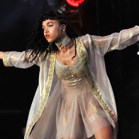 To, že oblečení umocňuje hudbu a naopak, vám nejlíp ze všech řekne FKA twigs. To, že oblečení umocňuje hudbu a naopak, vám nejlíp ze všech řekne FKA twigs.