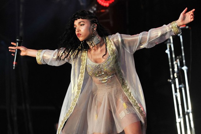 To, že oblečení umocňuje hudbu a naopak, vám nejlíp ze všech řekne FKA twigs. 