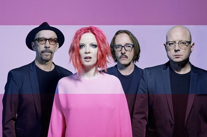 Málem zapomenutá kapela vydala v pátek své nové album Strange Little Birds a je to rockpopová jízda jak za starých časů.