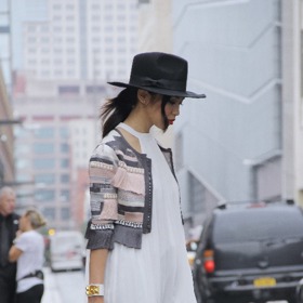 Street style trend: Šaty přes kalhoty