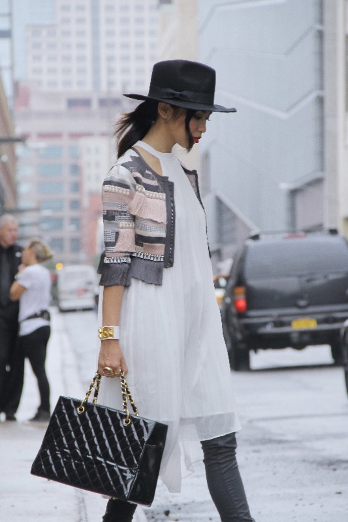 Street style trend: Šaty přes kalhoty