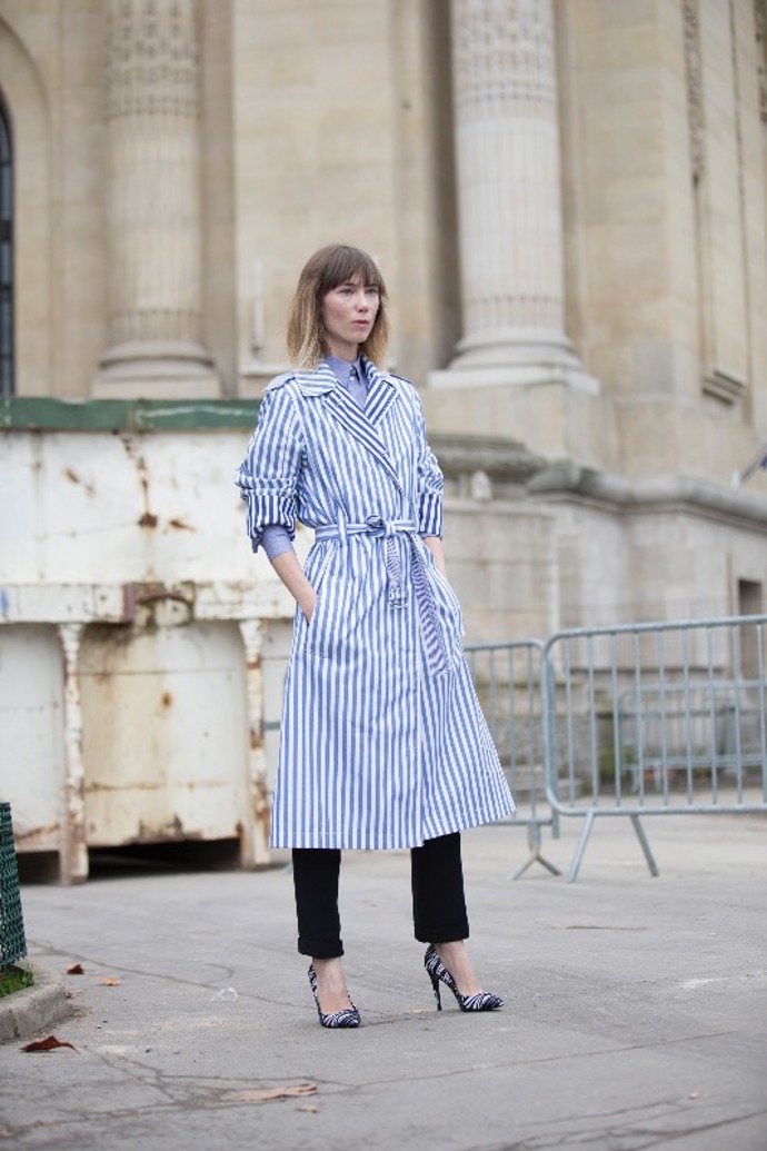 Street style trend: Šaty přes kalhoty