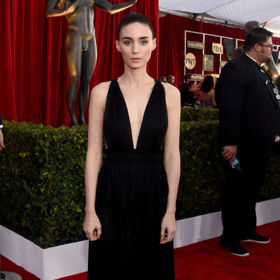 Černé šaty předvedla Rooney Mara, kterou můžete v současnosti vidět ve filmu Carol. Rooney vsadila na Valentino a dokonale stáhnuté vlasy do culíku. Černé šaty předvedla Rooney Mara, kterou můžete v současnosti vidět ve filmu Carol. Rooney vsadila na Valentino a dokonale stáhnuté vlasy do culíku.